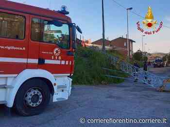 Siena, una gru edile crolla sulla strada: divelti alcuni cavi elettrici - Corriere Fiorentino