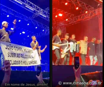 Pastor de 25 anos 'invade' show no Rodeio de Cotia e faz oração de cima do palco; veja vídeo - Cotia e Cia