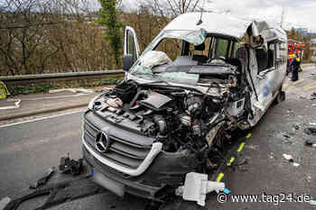 Unfall in Werdohl: Kleinbus kracht in Laster - Sieben Verletzte! - TAG24