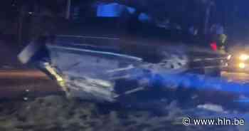 Auto plooit zich rond boom in Lommel, bestuurster (22) in levensgevaar - Het Laatste Nieuws