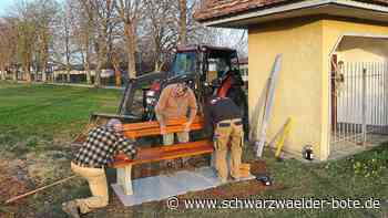 Aktion in Binsdorf - Albverein putzt und stellt neue Bank auf - Schwarzwälder Bote