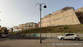 Crotone, passeggiate a lume di candele in via Francesco Le Rose ~ CrotoneOk.it - CrotoneOK.it