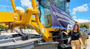 Prefeita Anna Lorena comemora aquisição de motoniveladora para Monteiro - R7