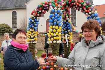 Osterkrone in Irfersgrün leuchtet in Ukraine-Farben - freiepresse.de