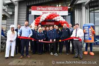 Video: Queues as far as the eye can see as Falkirk Food Warehouse opens - Falkirk Herald