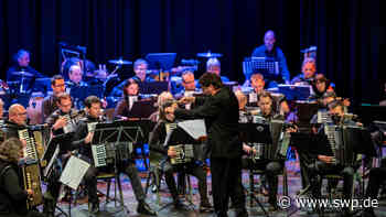 Kultur in Uhingen: Jasmin Kolberg und das Harmonika-Orchester Uhingen: Sinfonisches mit großer Ausdruckskraft gespielt - SWP
