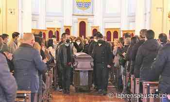 Coro Opera Estudio tributó el último adiós al cantante lírico Sergio “Coco” Gómez - La Prensa Austral