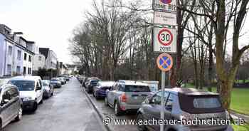 Abteistraße: Eine Fußgängerin nimmt den Kampf gegen parkende Autos auf