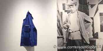 Anziana scambia opera d’arte per una giacca abbandonata, la porta a casa e la accorcia - Corriere dello Sport