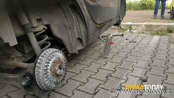 La banda degli pneumatici, rubate le ruote di una Smart davanti la scuola