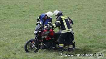Motorrad kommt in Schwindegg von Fahrbahn ab und stürzt