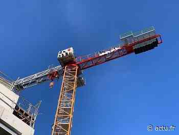 Nice. A quoi servira cette grue visible depuis l’autoroute vers le péage de Saint-Isidore ? - actu.fr