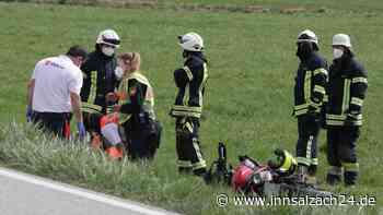 Motorradfahrer kommt in Schwindegg von Fahrbahn ab und stürzt