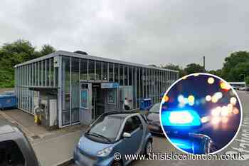 Chelsfield station: Man taken to hospital after being hit by train