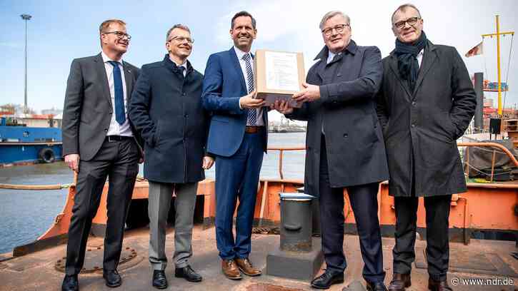 Land will Bau von LNG-Terminal in Stade bis 2026 - NDR.de