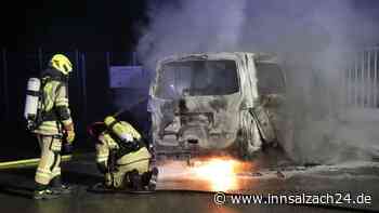 Das ist der Grund für das Feuer am Werkstor: VW-Bus stand lichterloh in Flammen