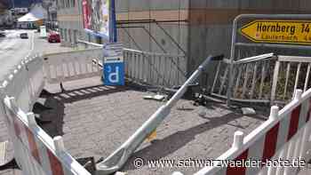 Ampelmast „umgemäht“ - Kurve in die untere Weihergasse in Schramberg nicht gekriegt - Schwarzwälder Bote