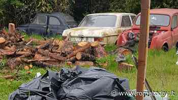 La discarica di carcasse di auto a Roma nord