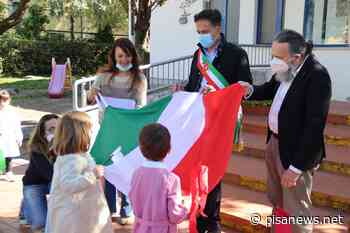 Scuola, il sindaco di Pisa dona la bandiera tricolore agli alunni della scuola d'infanzia "Capitini" -... - PisaNews
