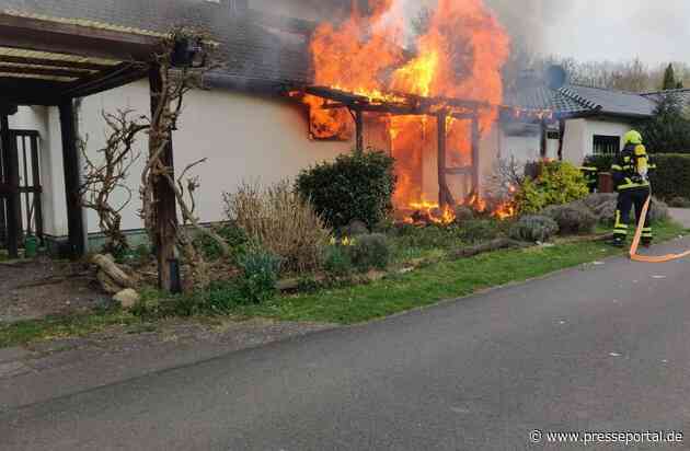 FW Sankt Augustin: Nach Küchenbrand steht Einfamilienhaus im Vollbrand