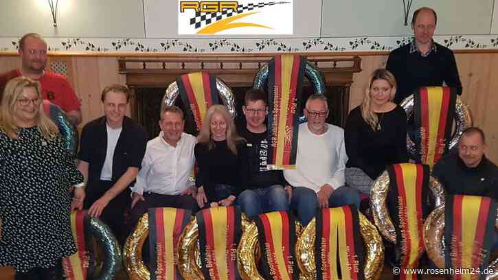 Bei der Meisterfeier zum halben Jahrhundert belohnt der Traditionsverein Rallye-Gemeinschaft Rosenheim e.V. die Jubiläumsmeister mit glänzenden, großen Kränzen zu diesem besonderen Anlass.