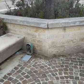 Ignoti rubano faretto della villa Comunale dell'Unità d'Italia a Matera, post del sindaco Bennardi e foto - Sassilive.it