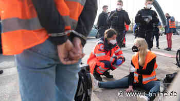 Frankfurt: Polizei verhaftet 50 Klimaaktivisten - t-online