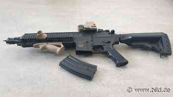 Soest: Beifahrer streckt diese Wumme in die Luft - BILD