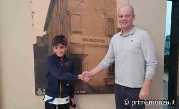 Usa il suo tempo libero per ripulire il paese, il giovane Marco "premiato" dal sindaco - Prima Monza