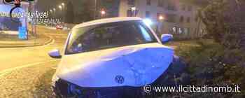 Giussano: ubriaco finisce sopra la rotatoria con l'auto nuova di zecca (che gli verrà confiscata) - Cronaca, Giussano - Il Cittadino di Monza e Brianza