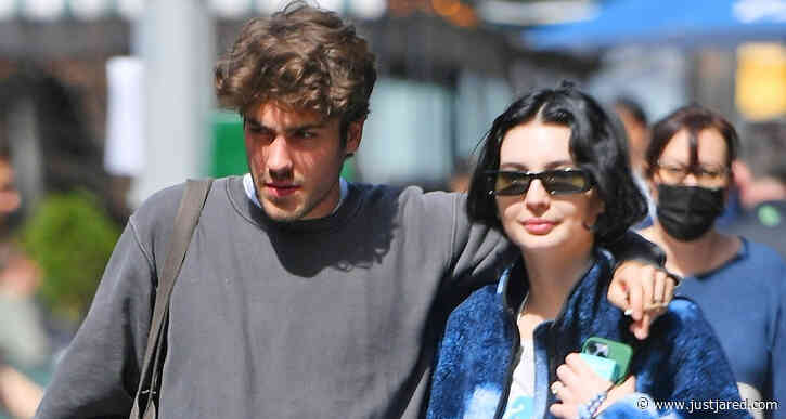 Meadow Walker & Hubby Louis Thornton-Allan Keep Close During Stroll Around NYC