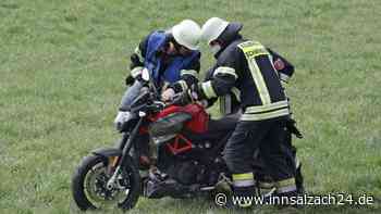 Vaterstettener Motorradfahrer (65) nach Sturz in Schwindegg schwer verletzt