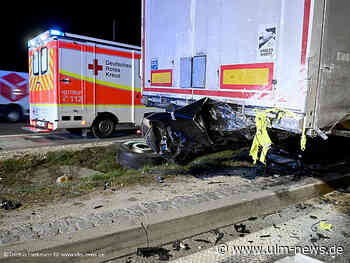 Auto schleudert in Parkplatz und gegen Lkw – Große Suchaktion nach Vermissten