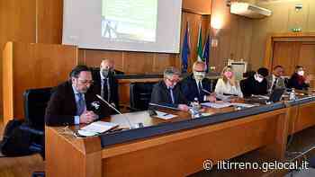 «Pronto a incatenarmi per le bonifiche». La rabbia del sindaco di Massa: ora basta aspettare - Il Tirreno