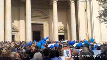 Musica e palloncini per l'ultimo saluto ad Alisia, morta in un incidente stradale a 19 anni