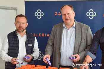 OB Hilbert packt Ostertüten für ukrainische Kinder: Ungemach droht an anderer Stelle - TAG24