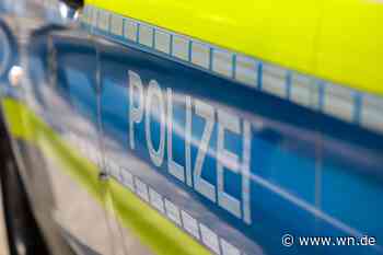 Junge Männer brechen Zigarettenautomaten auf