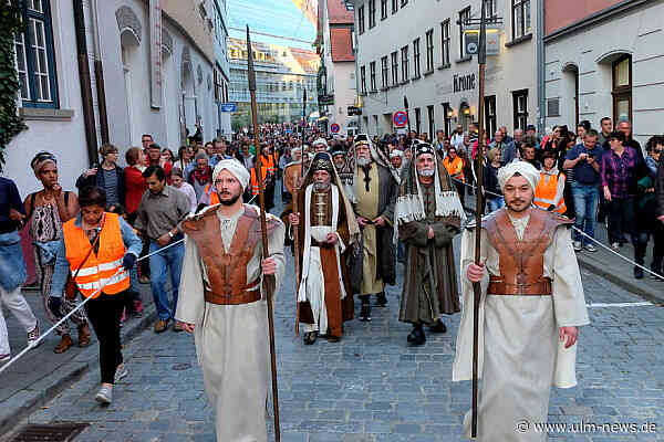 Straßensperrungen zum Lebendigen Kreuzweg in Neu-Ulm - Polizeiaufgebot wegen Corona-Demonstranten in Ulm
