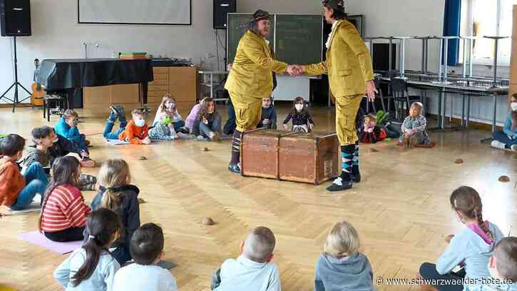 Theaterspaß für Erstklässler: Zwei Könige zu Besuch in der Zellerschule Nagold