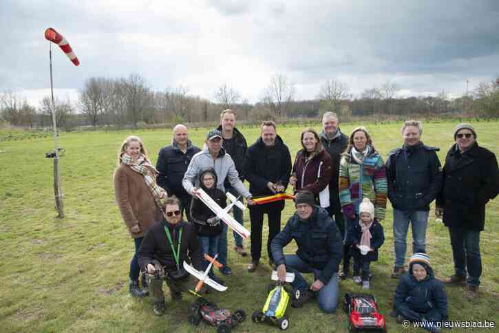 Modelbouwers richten opleidingscentrum op om STEM-onderwijs te ondersteunen: “Van papieren vliegtuigjes plooien tot besturen van drones”