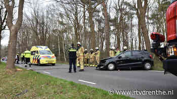 Automobilist gewond door botsing tegen boom - RTV Drenthe