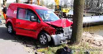 Veel schade bij aanrijding in Ambt Delden, boom voorkomt dat bestelbus in kanaal belandt - Tubantia
