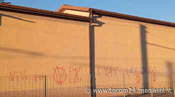 No vax imbrattano i muri del cimitero di Nembro, paese simbolo Covid - Foto Tgcom24 - TGCOM