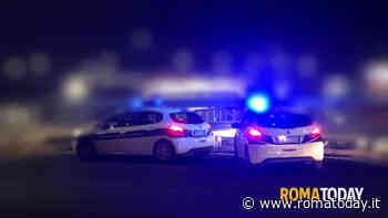 Incidente via Aurelia: pirata della strada travolge scooterista con l'auto e scappa