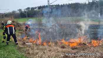 Böschung brennt an wichtiger Bahnstrecke lichterloh: Zugausfälle in Mittelfranken - Nordbayern.de