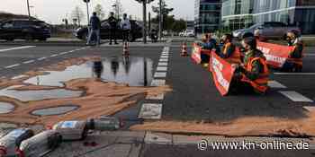 Klima-Aktivisten verschütten bei Blockade ölartige Flüssigkeit: Radfahrer stürzen