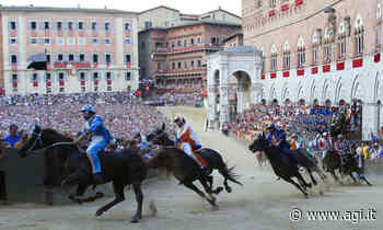 Le figurine che a Siena fanno 'correre' i cavalli del Palio ei senesi - AGI - Agenzia Italia