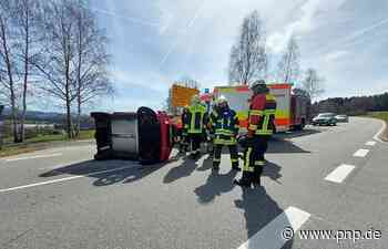 Unfall auf der Staatsstraße: Mopedauto kippt nach Kollision um - Passauer Neue Presse - PNP.de