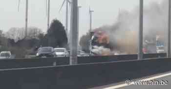 Brandende vrachtwagen zorgt voor verkeershinder op E34 richting Antwerpen - Het Laatste Nieuws