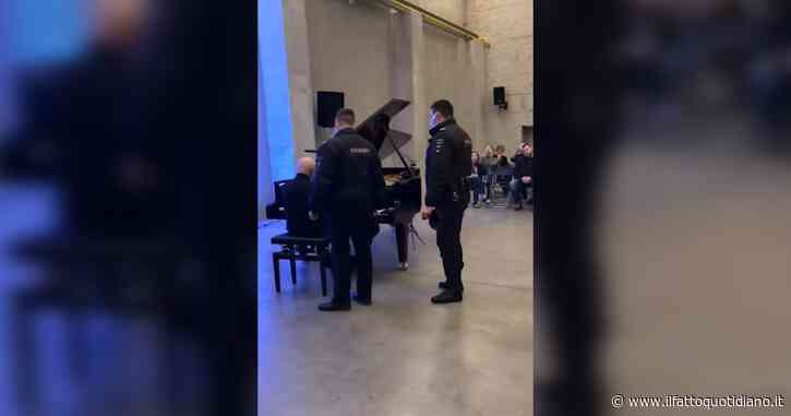 Guerra Russia-Ucraina, concerto per la pace a Mosca con musica di un compositore di Kiev. La polizia lo interrompe: “C’è una bomba” – Video